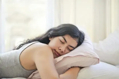 Quem tem prótese de silicone pode dormir de bruços